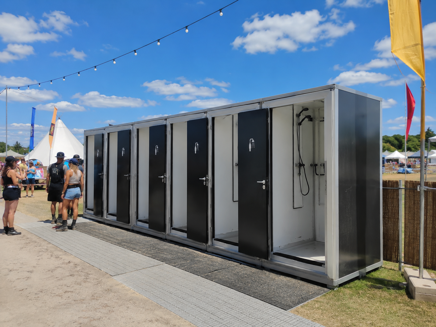 Douches op festivalweide Douches op festivalweide
